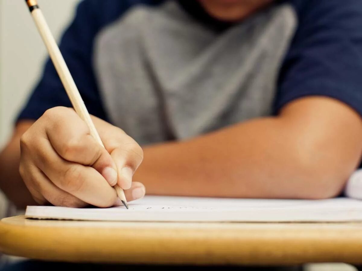 What is your writing. Writing картинка. в письменном виде. человек пишет. ручка пишет.
