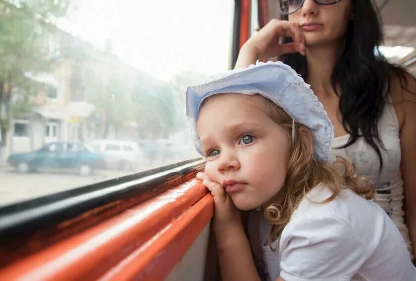 Девушка с ребенком в автобусе. Маленькая девочка в троллейбусе. Маленькая девочка в автобусе. Девушка в трамвае.