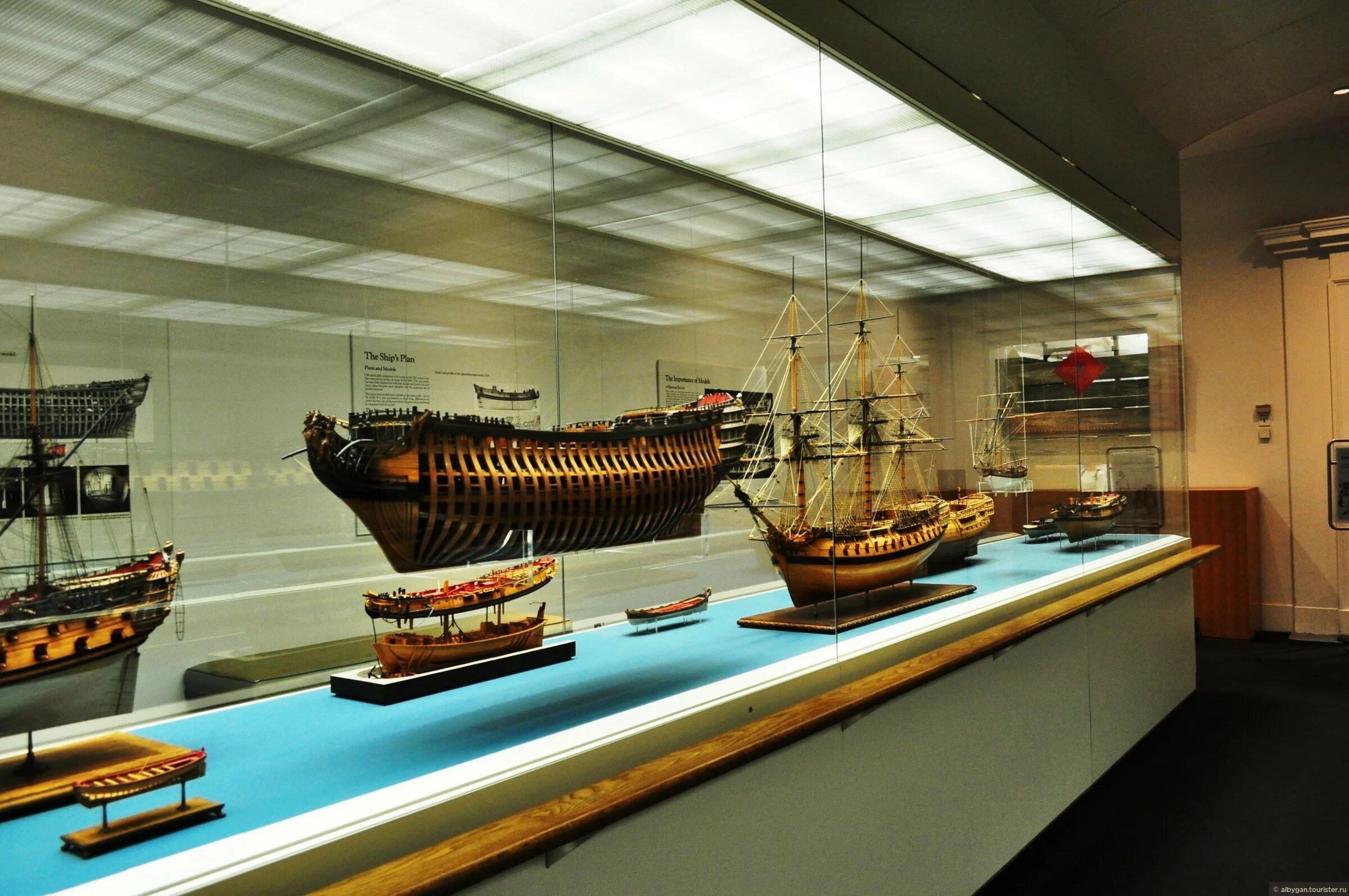 Museum more. Национальный морской музей (Великобритания). Гринвич корабль музей. Морской музей (Джакарта). Экспонаты национального морского музей Лондон.