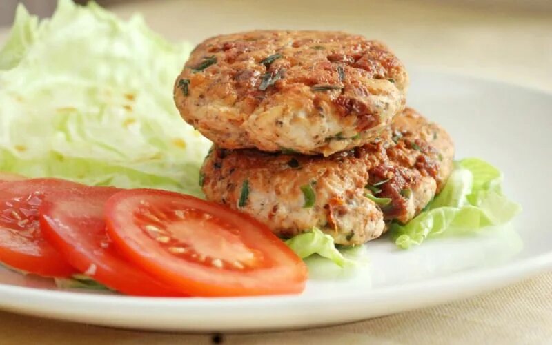 Котлеты из грудки на пару диетические. Куриные котлеты гарибальди розбиф. куриные котлеты. котлеты с овощами. биточки куриные.