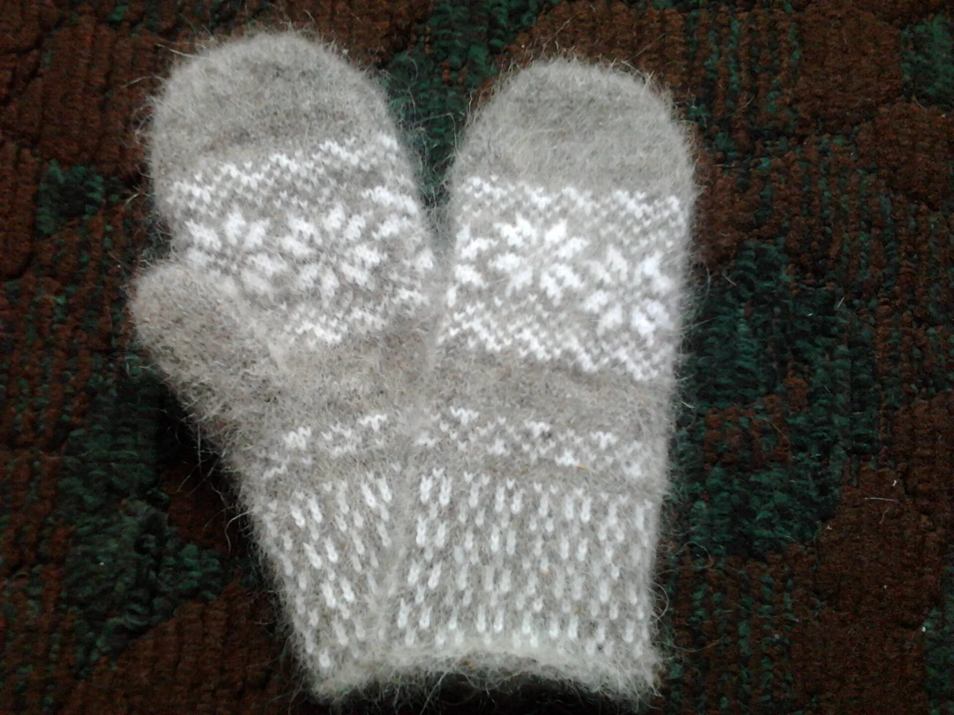 вязанные бабушкой варежки