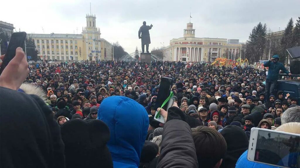 Протесты в Кемерово. Стихийный митинг в Кемерово. Кемерово акция протеста в Кемерово. Кемерово митинг