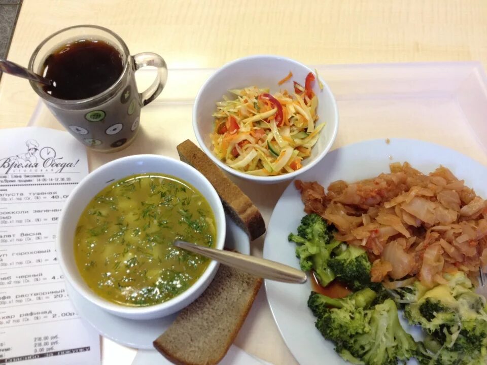 Столовые время обедать. Обед в столовой. Суп в столовой. Сытный обед в столовой. Суп в столовой обед.