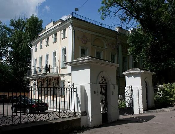 Тургенева дом 4. Улица где проживал тургенев в москве. Дом муму особняк на остоженке. Музей тургенева на остоженке зимой. Ул тургенева 10.