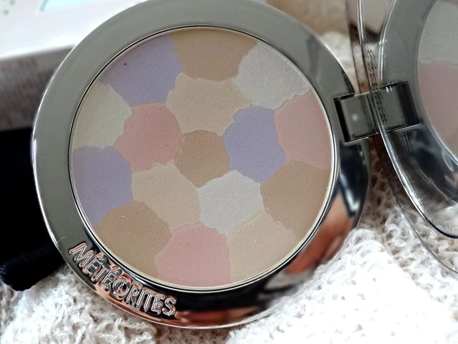 Герлен пудра метеориты компактная. Guerlain корректирующая компактная пудра meteorites. Пудра guerlain meteorites compact. Guerlain meteorites компактная. Guerlain meteorites 4 dore golden.