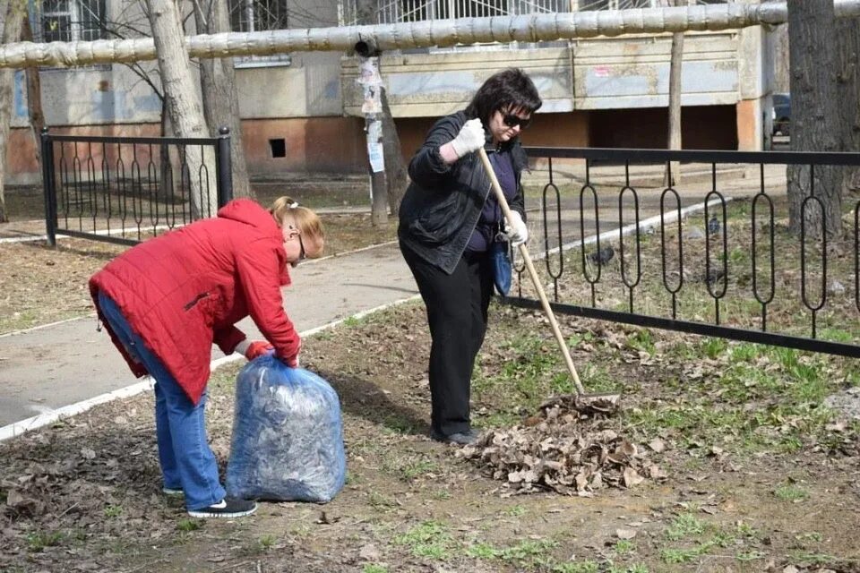 Люди выходят на субботники. Г Волжский субботник. Общероссийский субботник. Субботник Саратов. Креативный субботник.