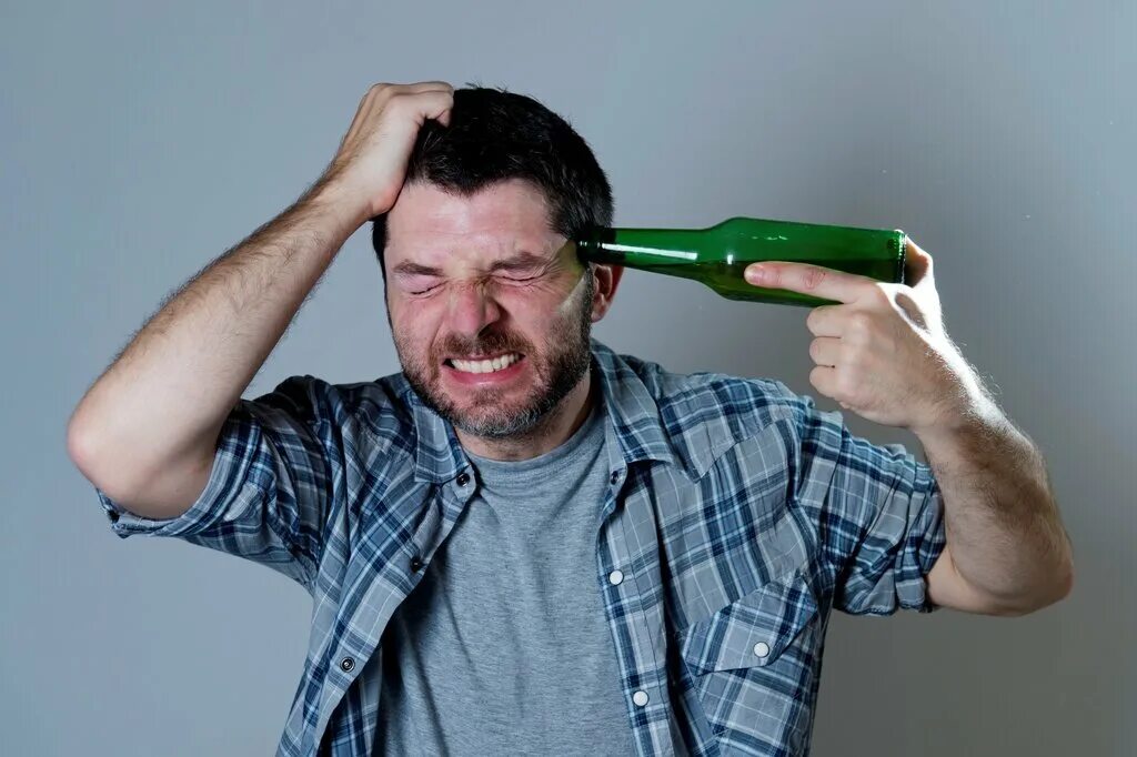 Последствия запоя. Организм после воздействия алкоголя. Алкоголизм. Мужчина в стрессе. Алкоголь зависимость.