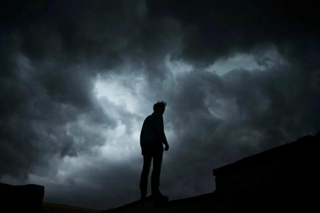 Гроза молния. Под тучею стоять. Человек ветер. Девушка кричит в поле. Атмосферная фотосессия.