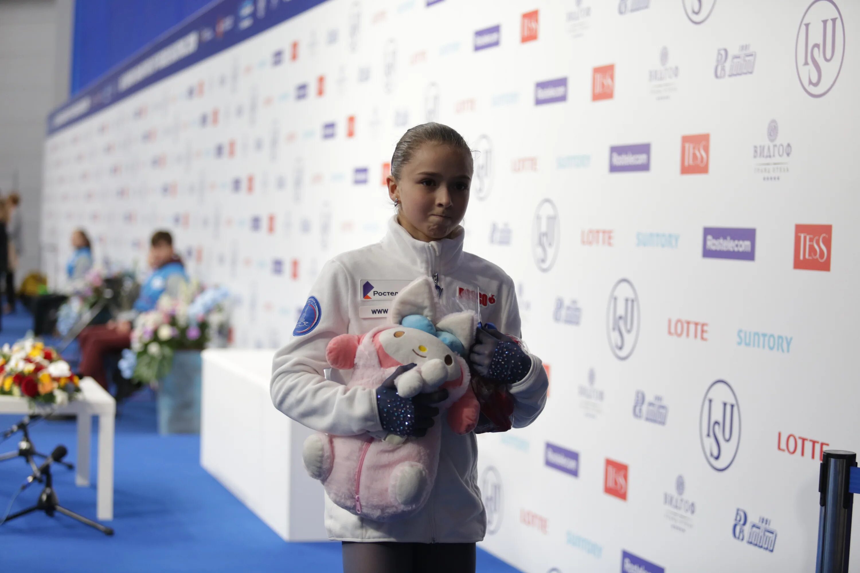 Валиева с отцом. Камила валиева и лева. камила валиева с собакой.