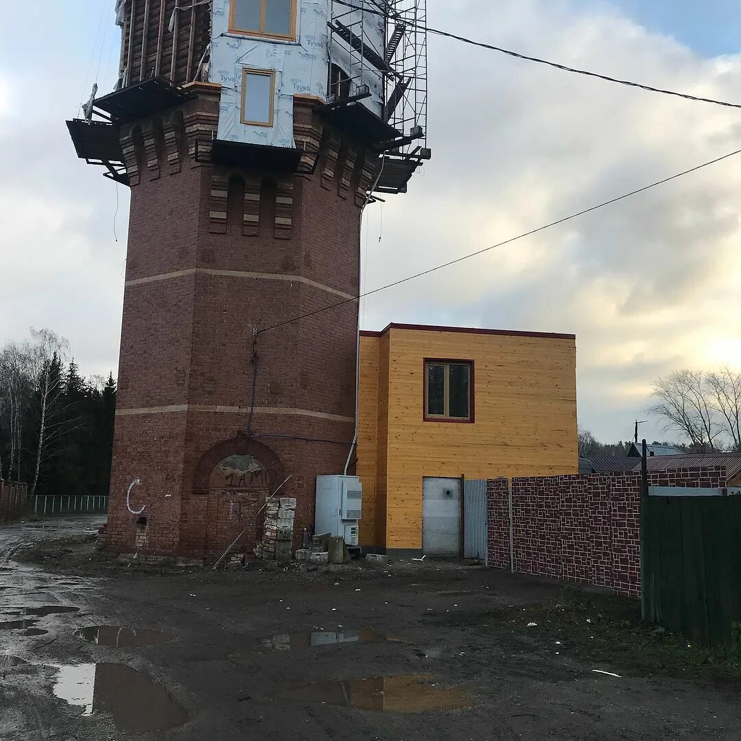 Вроде башни. Водонапорная башня томск. томск водонапорная башня на буревестнике. томск башня водонапорная под жилье. переделанные водонапорные башни.