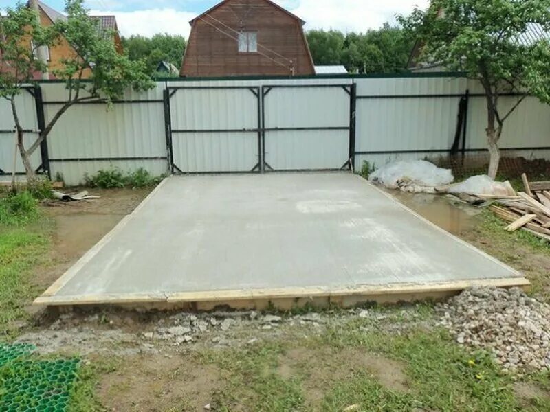 бетонное покрытие двора. плитка для стоянки автомобиля. площадка для автомобиля на даче. экопарковка газонная. стоянка для машины на даче.