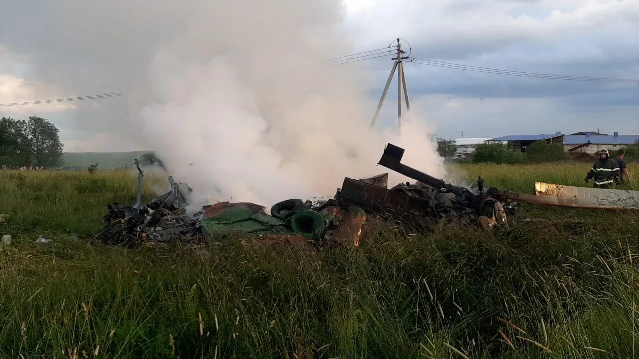 Вертолет разбился в магаданской области. Крушение вертолета в Ленинградской области 24 июня. Вертолет ми 8 упал в Ленинградской области. Крушение вертолета Харьяга ми 24.