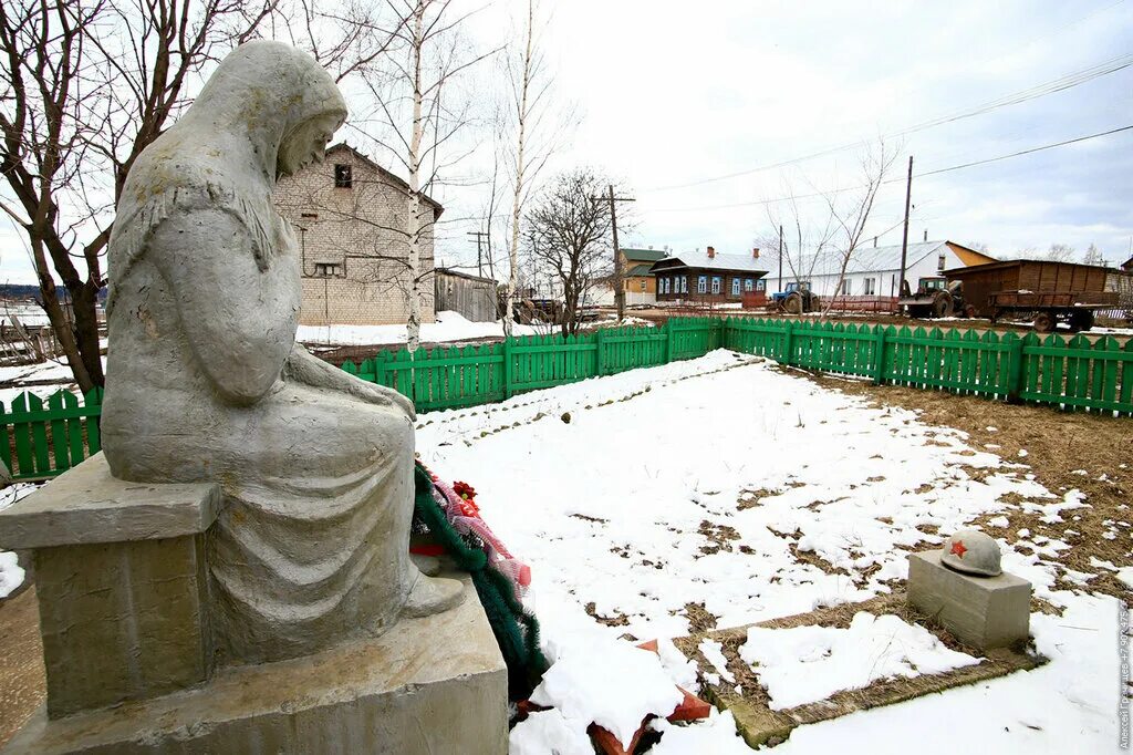 Памятник Скорбящая мать Корткерос. Мемориал в поселке Бым. Кунгурский район.«Скорбящая мать». Усадьба Бымовская. Корткерос памятники матери.