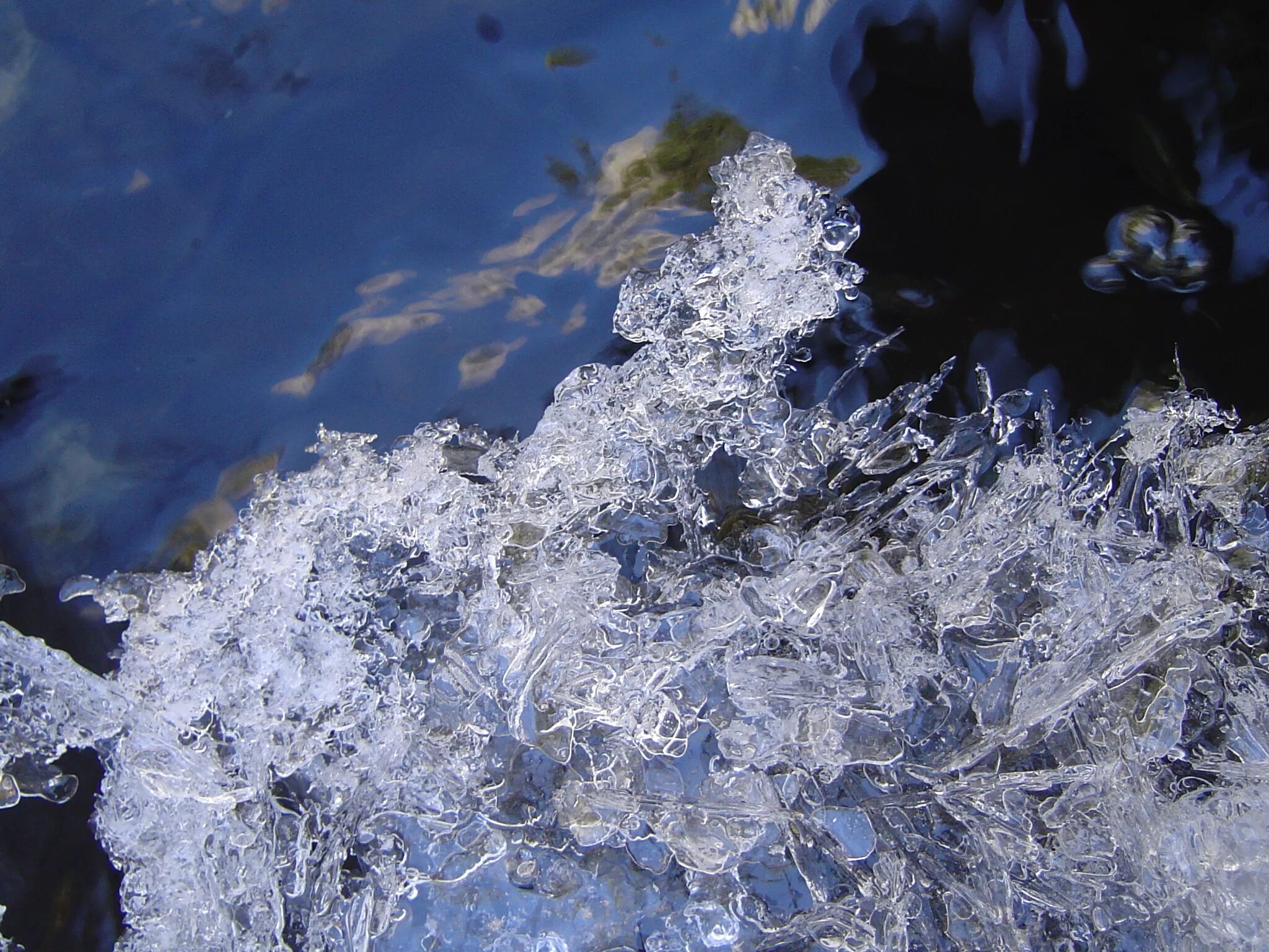 Замерзание воды. Замерзшая вода. Кристаллизация воды. Застывшая вода.