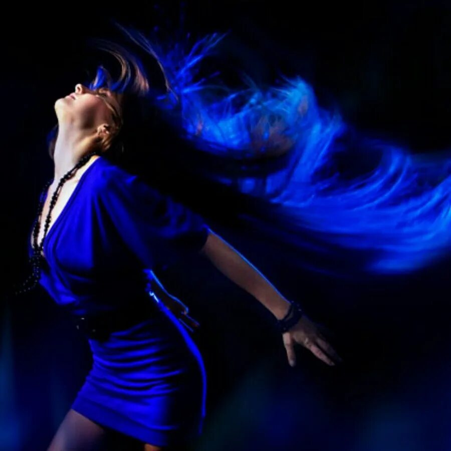 Синие танцовщицы. Балерина в голубом. Девушка в платье в космосе. Девушка в синем платье. Танцы девушек.