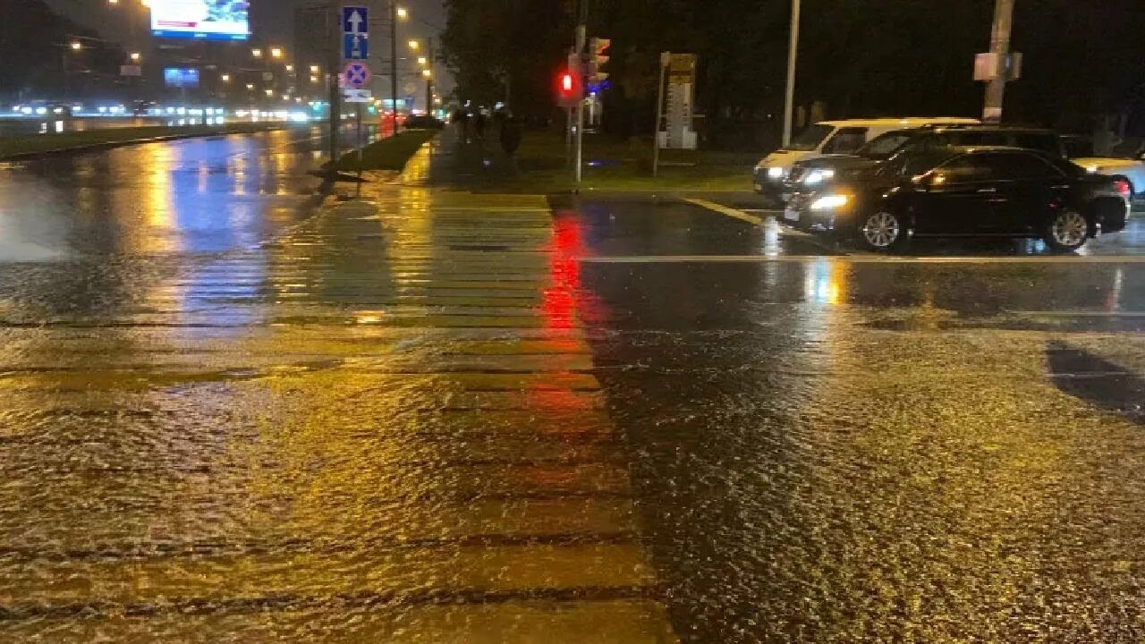 Москва утопает в Дожде. Дождь остановился. Остановка дождь. Останови дожди.