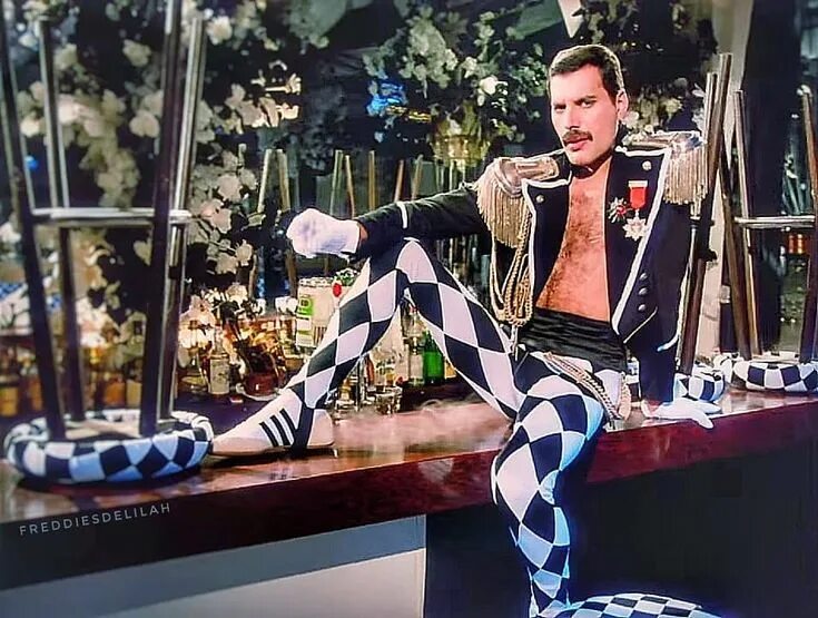Freddie mercury on my own. Freddie mercury living on my own. queen living on my. фредди меркьюри клипы. дилайла меркьюри.