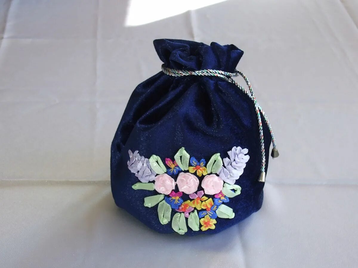 Атласный мешочек. У меня большой мешок радости. Мешочек времени. Рождественские подарки в мешке. Триарий арт новогодние мешки.