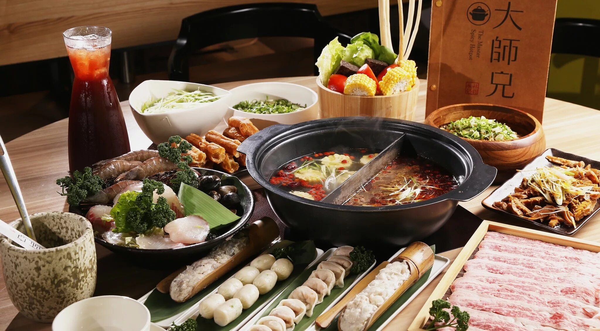 Китайская кухня. Азиатская кухня. Стол с азиатскими блюдами. Традиционный китайский стол.