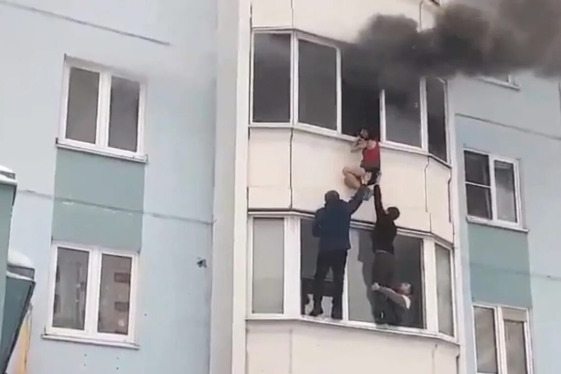 Девочка с горящим домом. Девушка у окна. Дом с пожаром в окне. Пожар в квартире. Девочка и сгоревший дом.