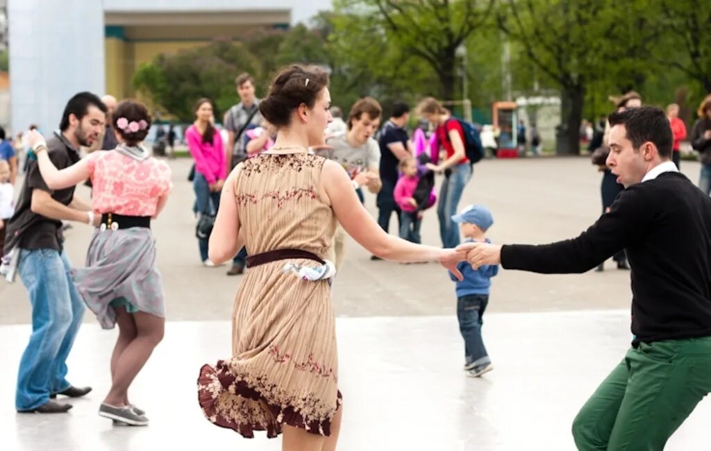 Сальсатека в парке Горького. Танцы на открытом воздухе. Люди танцуют на открытом воздухе. Танцы на парк культуры.