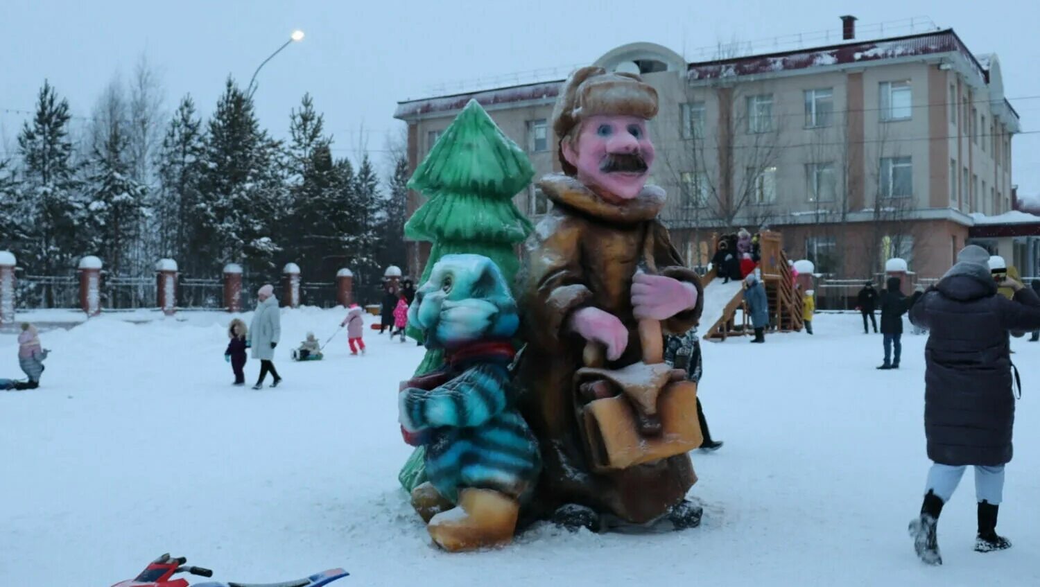 Городок нижневартовск. Снежный городок в Нижневартовске 2023. Снежный городок для детей. Снежные скульптуры в Нижневартовске. Нижневартовск снежный городок.