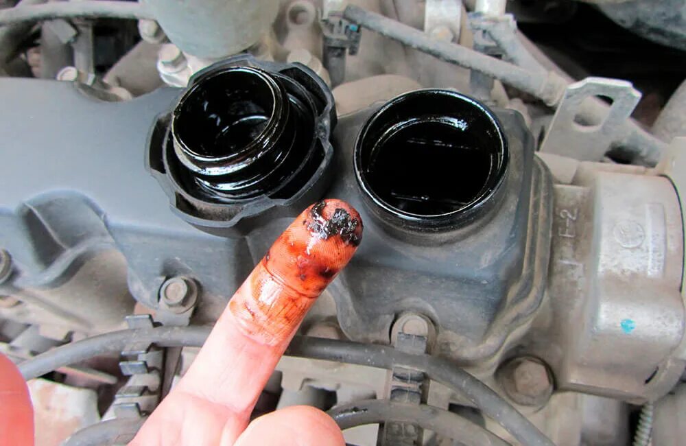 Проверь масло в двигателе. Проверяет моторное масло. Машина расходует масло. Проверка масла в автомобиле.