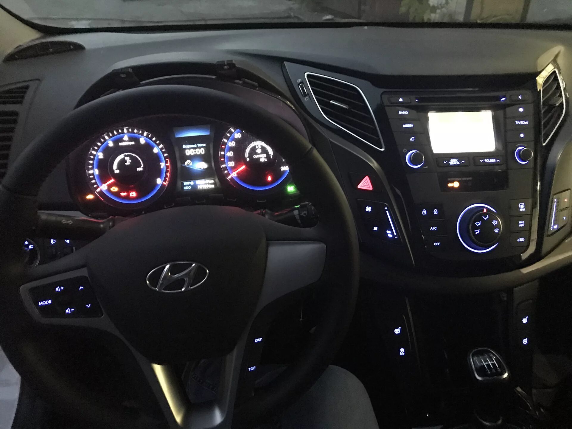 Включи свет панель. Панель приборов Hyundai ix35. Приборная панель Хендай ай Икс 35. Панель управления Hyundai ix35 2014 года. Торпеда Хендай ix35.