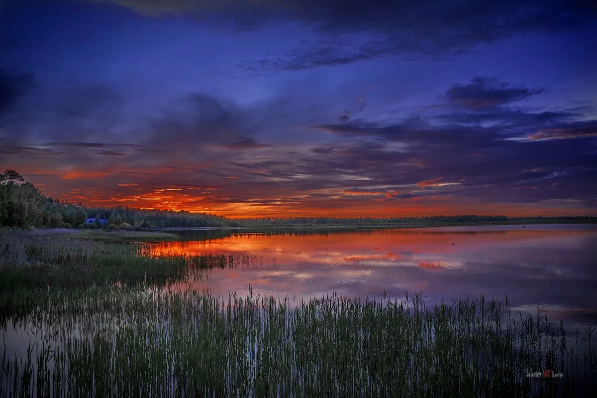 Океан. Закат на озере. Закат горизонтально. Ночное озеро. Горизонт.