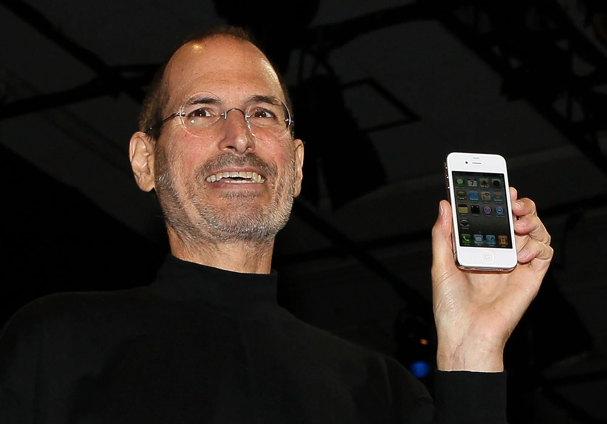 Первый iphone год выпуска. Стив Джобс с айфоном. Стив Джобс айфон 4. Стив Джобс айфон 1. Стив Джобс iphone 5.