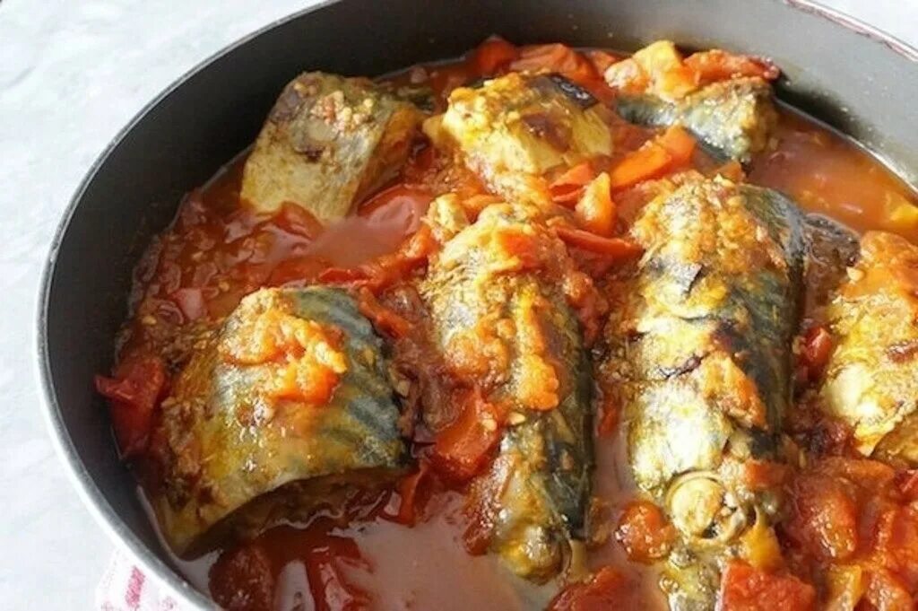 Скумбрия с луком и морковью. Скумбрия с луком. Рецепт тушеной скумбрии. Скумбрия в томатном соусе в духовке. Монастырская кухня скумбрия с паприкой.