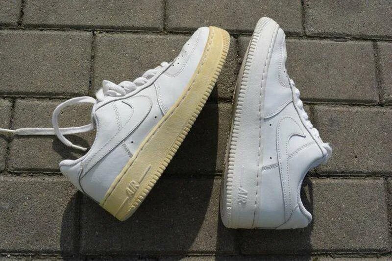 Как отбелить пожелтевшую подошву на кроссовках. Пожелтевшая подошва Nike Air Force 1. Nike Air Force 1 подошва. Подошва кроссовок пожелтела. Кроссовки отбеливание подошвы.