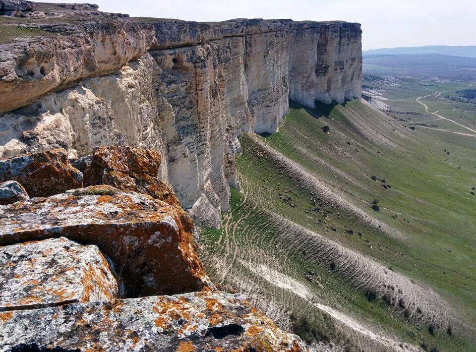 Белая скала Белогорск. Табанали Белогорск Крым. Белогорск район гора. Р. Крым, г. Белогорск.