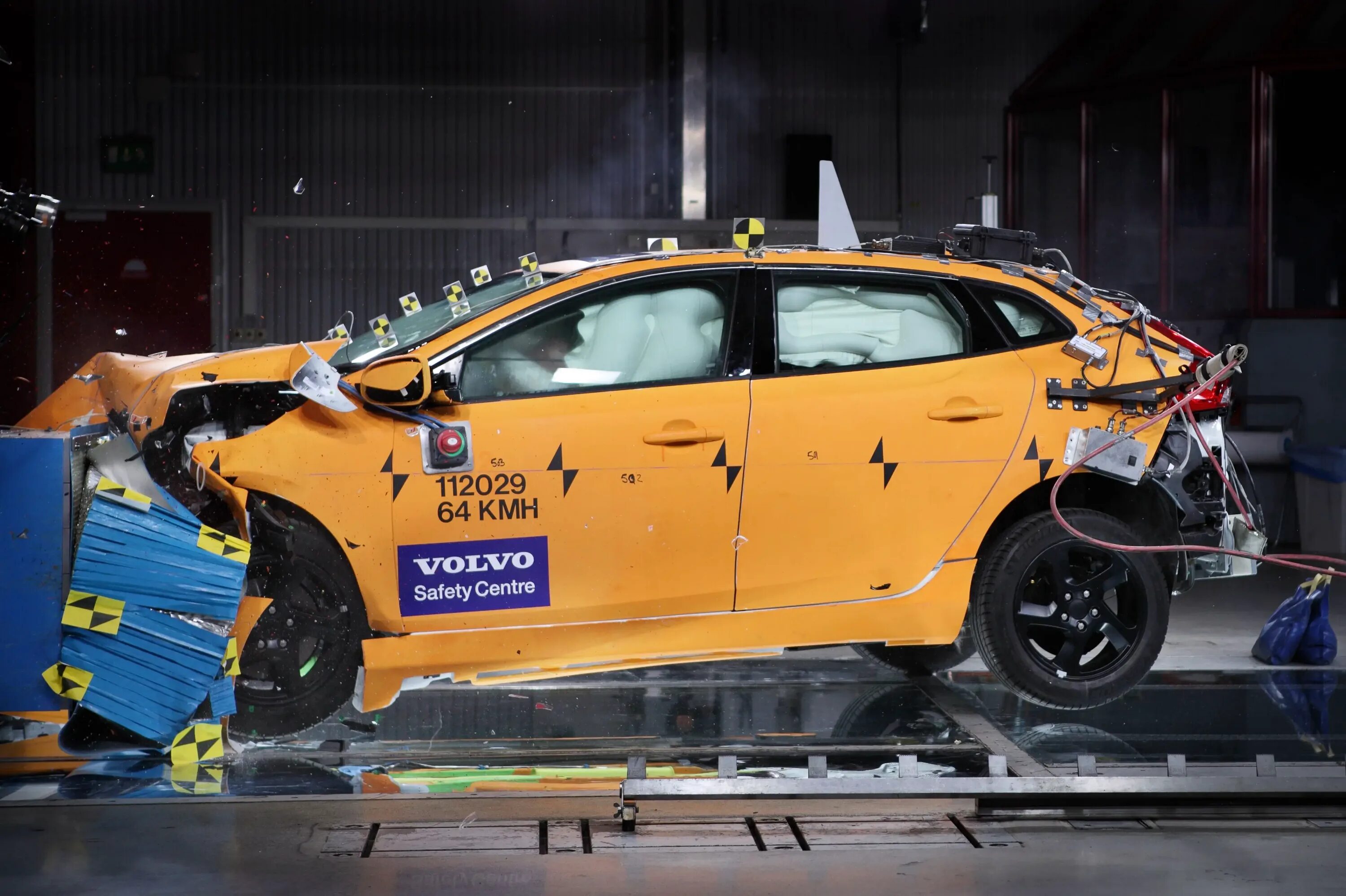 Краш тест скорости. Volvo crash Test. Краш тесты автомобилей Вольво. Volvo 144 crash Test. Краш тест Вольво 1950.