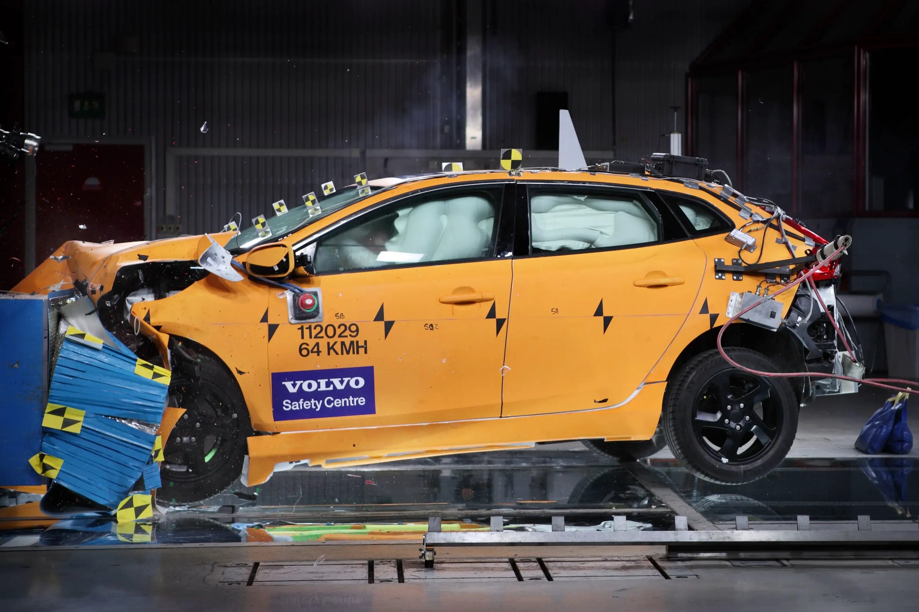 Volvo crash Test. Краш тесты автомобилей Вольво. Volvo 144 crash Test. Краш тест Вольво 1950.