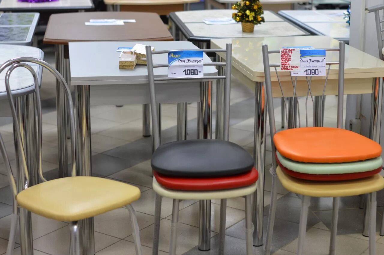 стул маркиза рокос. мебельный салон столов и стульев. мягкие стулья для кухни. много стульев. столы и стулья.