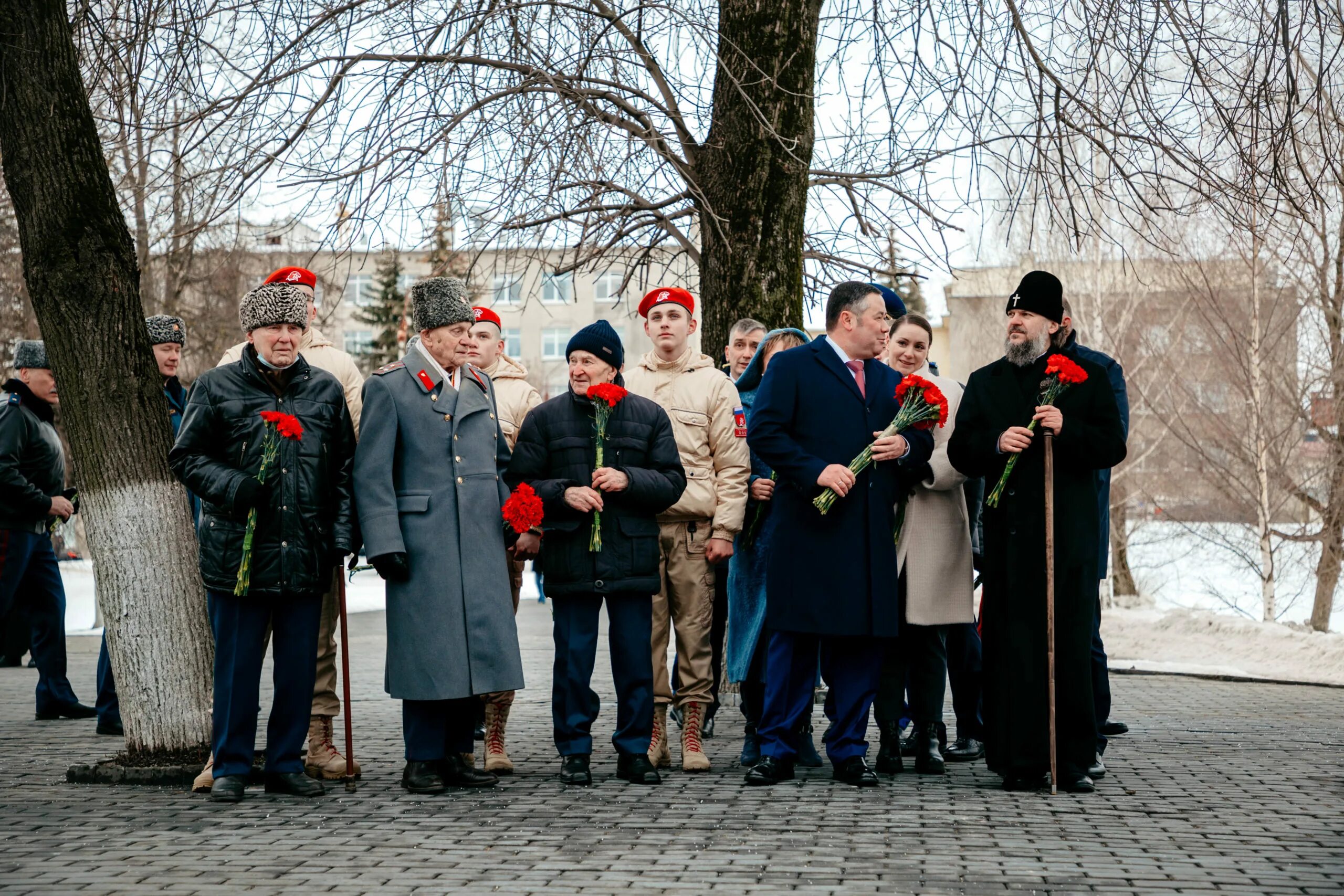 Защитники отечества тверь. 23 Февраля Тверь. Возложение цветов к памятнику 23 февраля Тверь. Тверь 23 февраля мероприятия. В Твери парад 23 февраля.