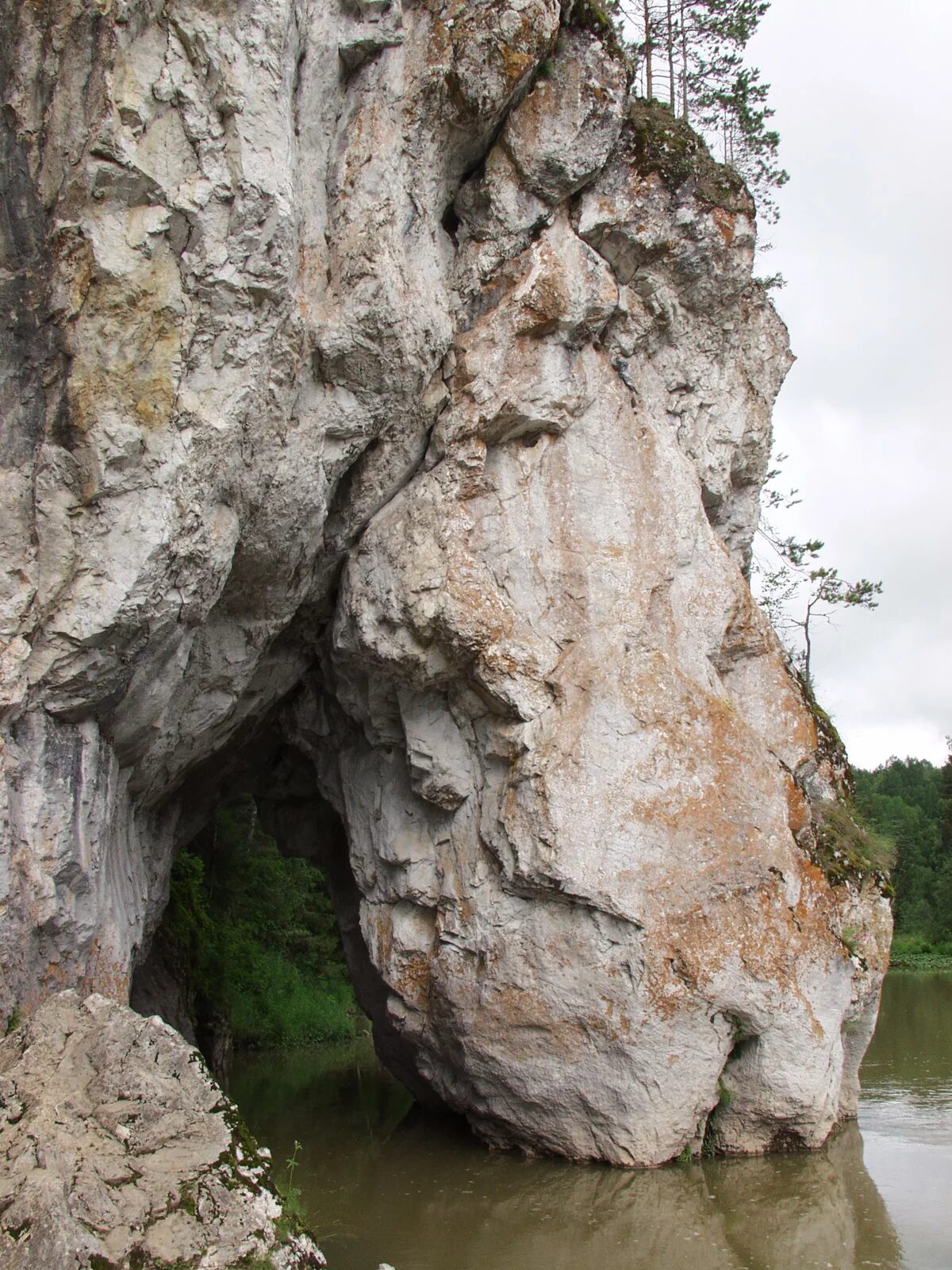 камень дыроватый на чусовой. скала дыроватый камень оленьи ручьи. дыроватый камень. дыроватый камень пермский край. камень дыроватый на чусовой.