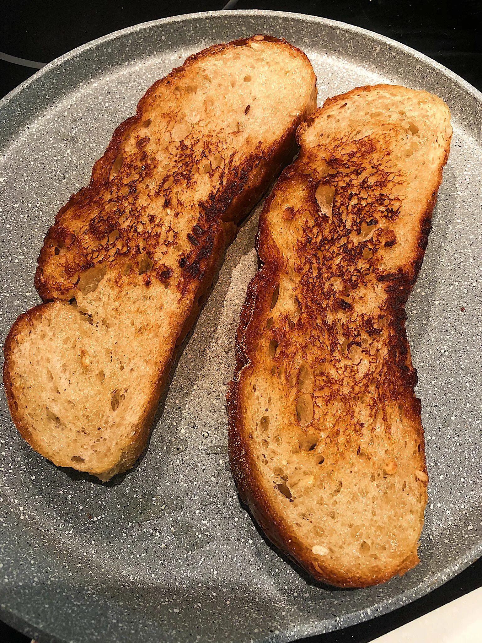 Жаркое хлебное. Суп гювеч венгерский. Жаркое хлебное. Жареный хлеб. Гренки на сковородке.