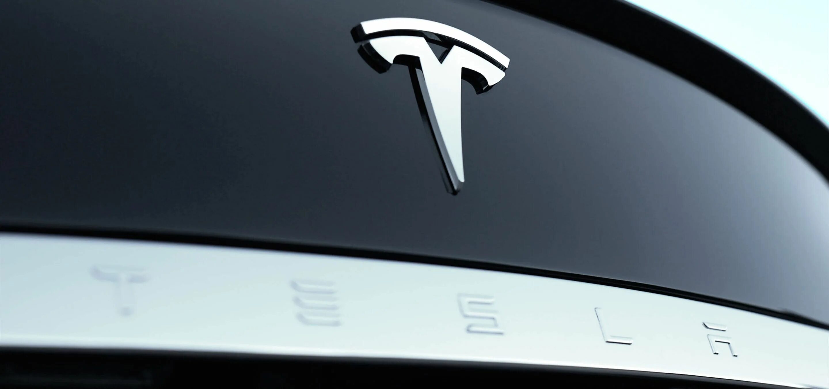 Знак теслы на машине. Тесла лого. Тесла знак. Знак Тесла автомобиль. Tesla шильдик.