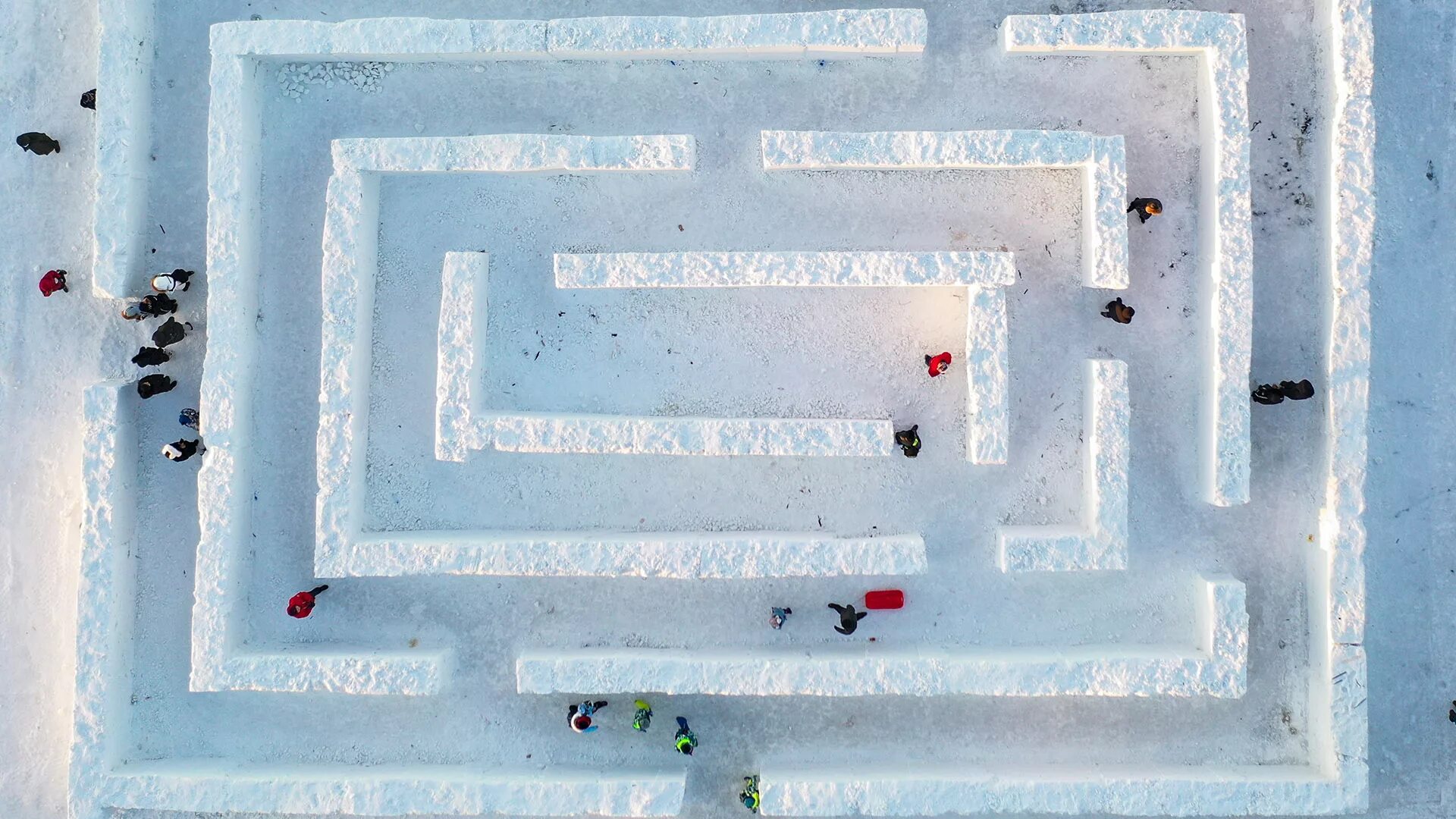 Лабиринт из снега. Лабиринт из снега в детском саду. Снежный Лабиринт для детей. Ледяной Лабиринт.