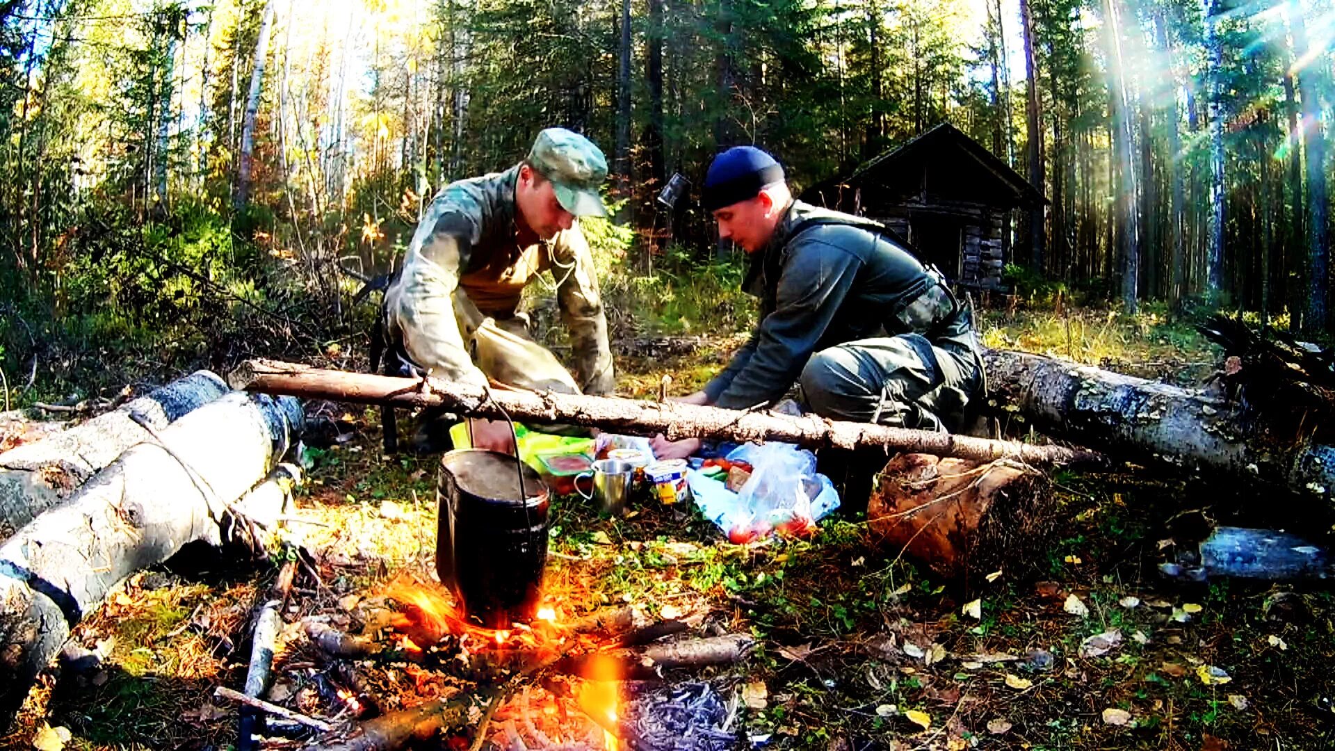 Охотник в лесу. Охота и рыбалка в тайге. Охотник в тайге.