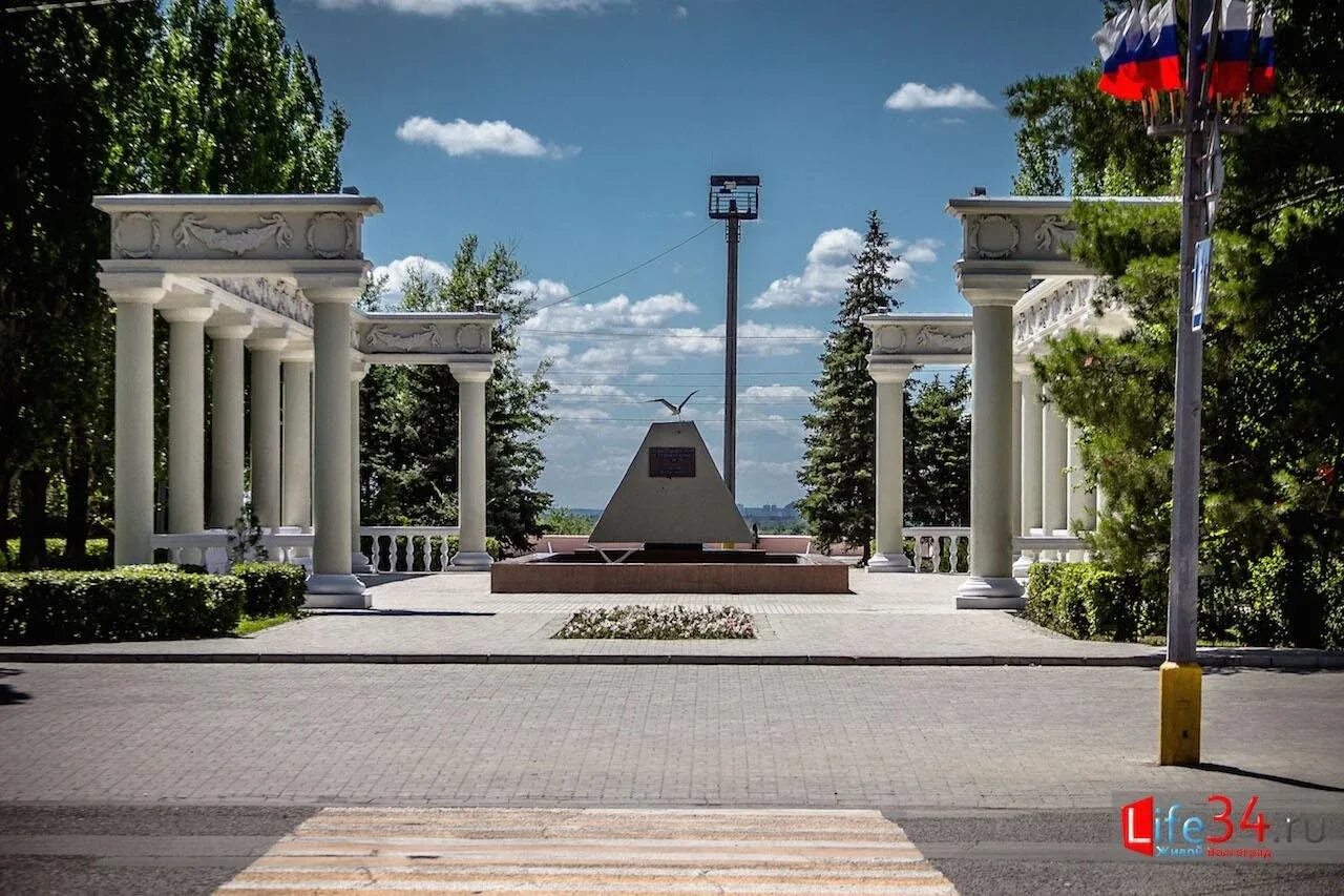 Сайт г волжский волгоградской области. Мемориал первостроителям Волжского. Набережная Волжский Волгоградская область. Парк Ленина город Волжский. Волжский Волгоградской области парк Ленина.