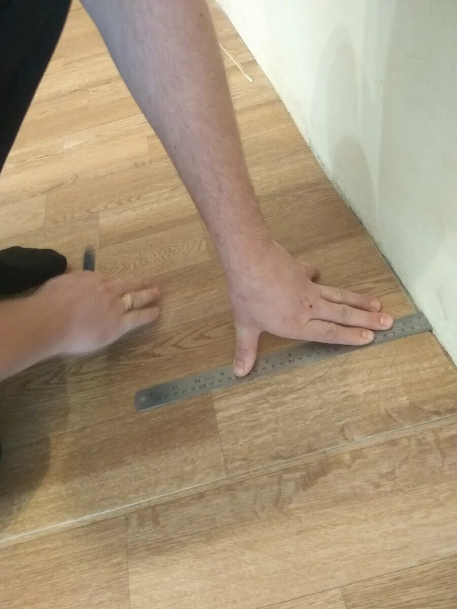 Настил линолеума. Стелить линолеум. Укладка линолеума на клей. На что укладывать линолеум. Приклеивать ли линолеум.