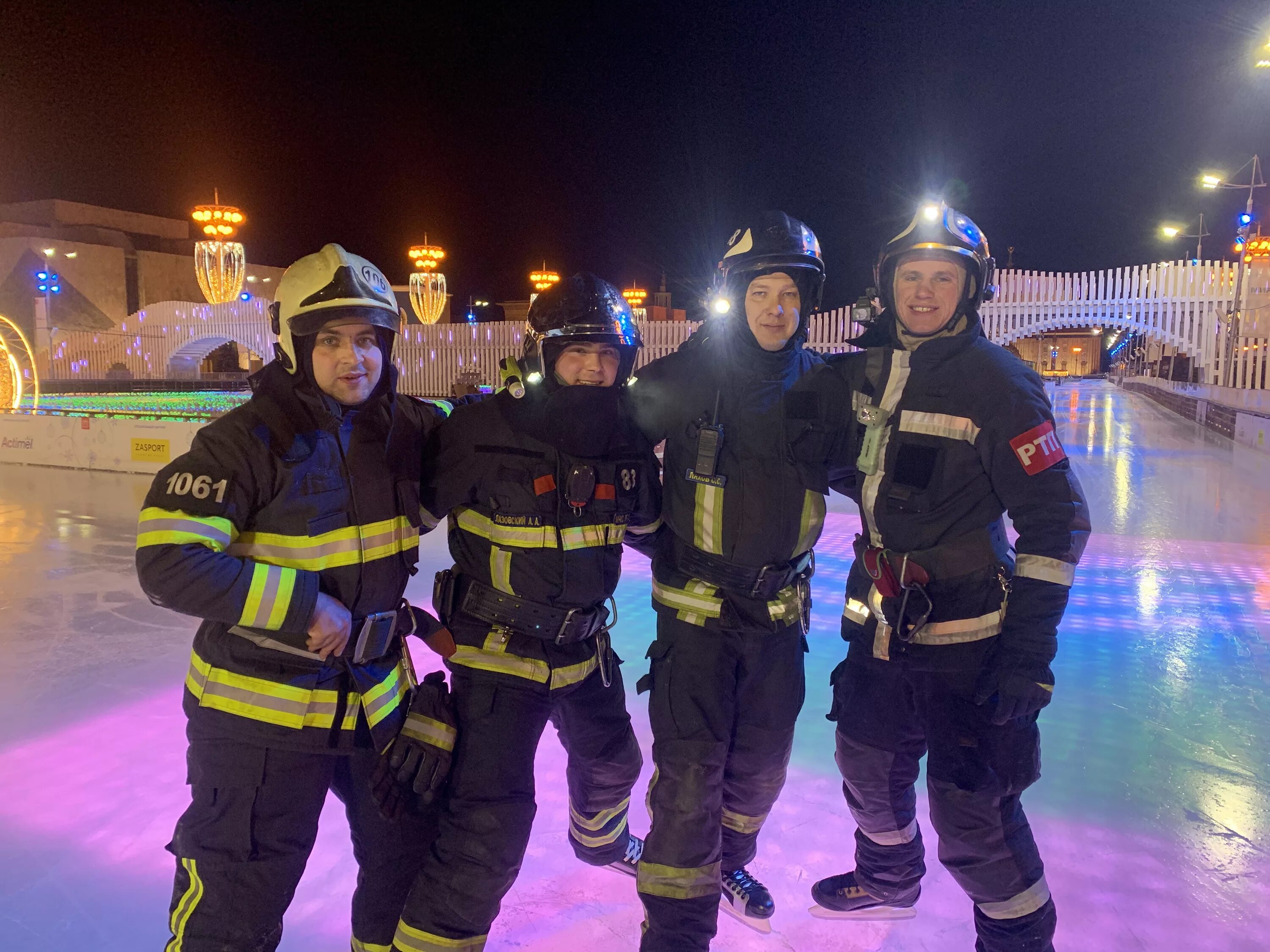 Блоггер мчс. Пожарные на коньках в москве. Вднх пожарная часть. Конкурс спасатели. 23 февраля на катке.