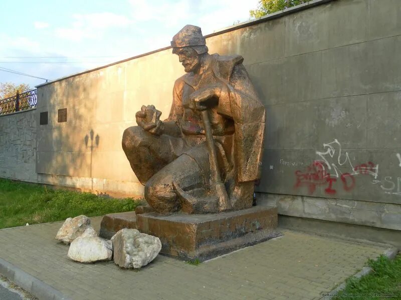 Парк победы березовский свердловской. Памятник ерофею маркову в берёзовском. Памятник березовский свердловская. Памятник золотому руднику березовский. Памятник ерофею маркову в берёзовском.