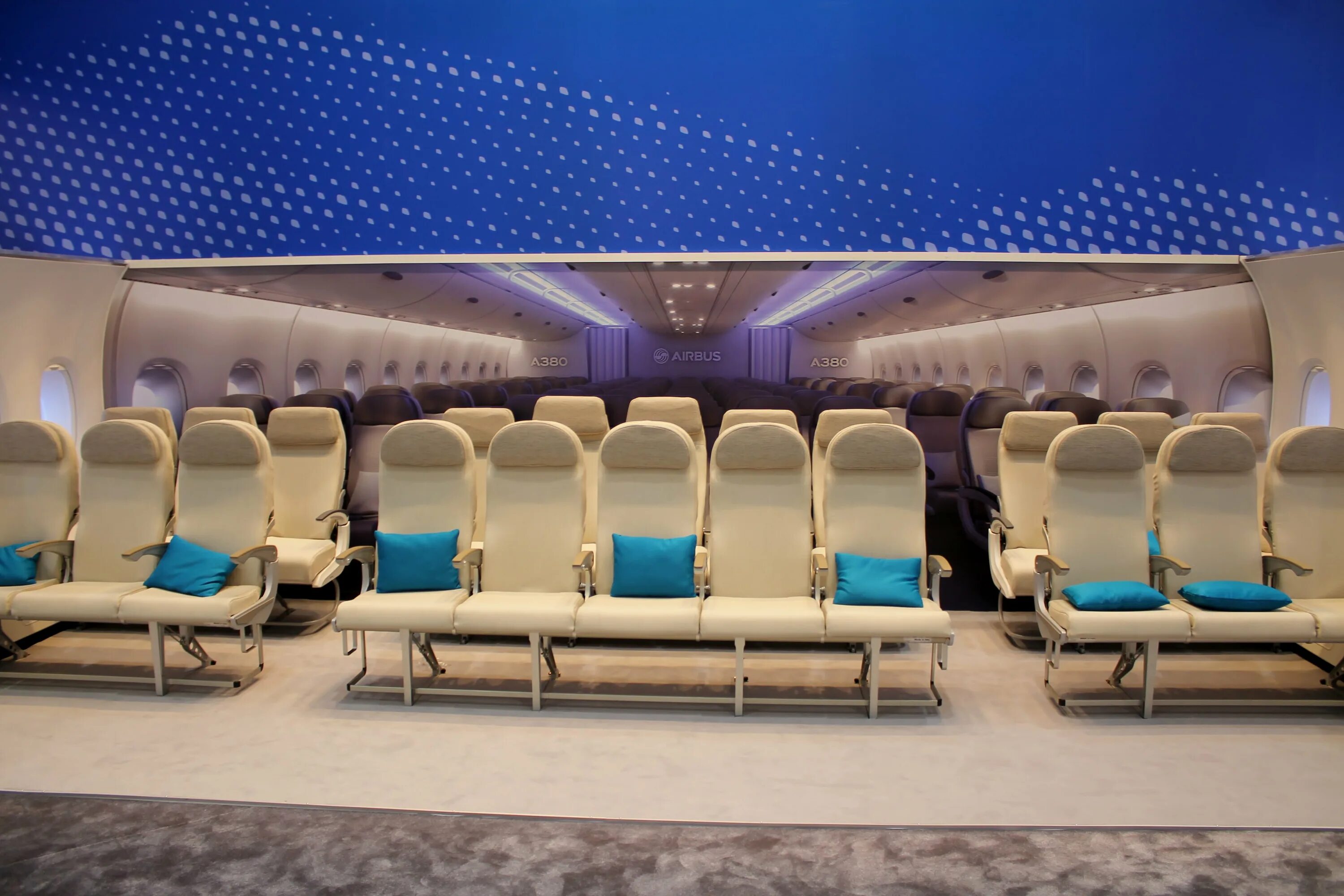 Аэробус 380 салон. Airbus a380 внутри салона. Аэробус 380 салон. Самолет а380 салон. Аэробус а380 салон.