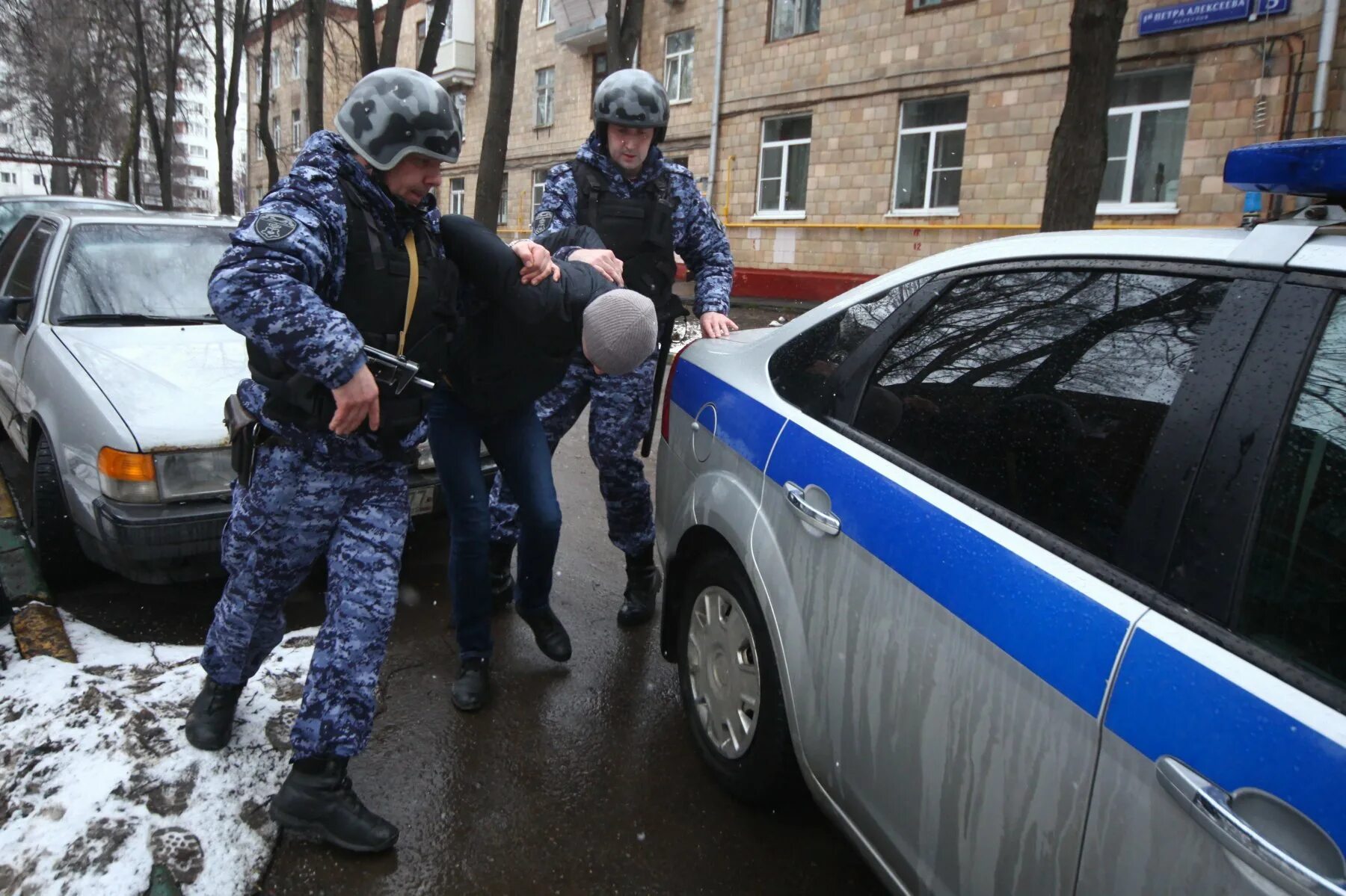 Нападение на полицейских сегодня в подмосковье. Задержание сотрудниками полиции. Полицейский арестовывает преступника. Криминальная полиция Москвы.