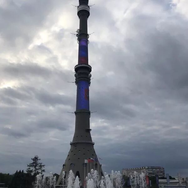 Телебашня останкино метро. Останкинская телебашня вид с вднх. Останкинская телебашня метро 2033. Metro 2033 останкинская башня. Останкинская телебашня флаг.
