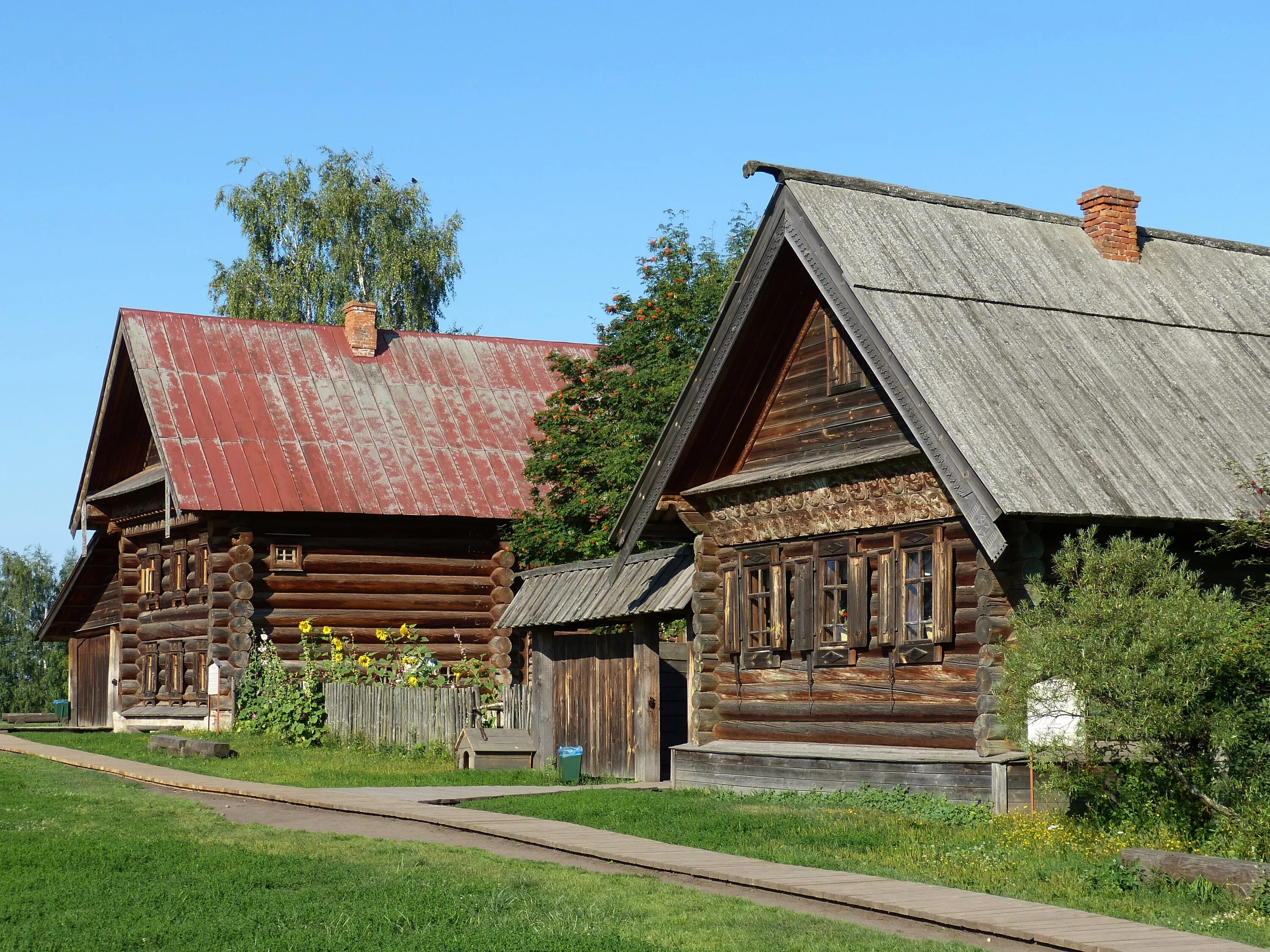 Дом в деревне нова. Деревенские дома. Деревенский домик. Деревянный дом в деревне. Деревенский деревянный домик.